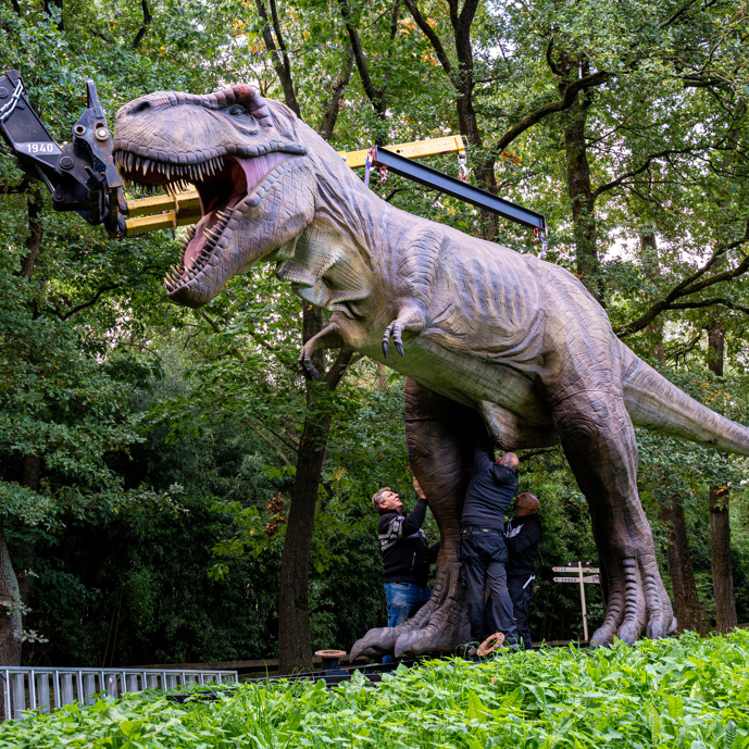 Burgers' Zoo hoists upper body onto four-metre-tall dinosaur